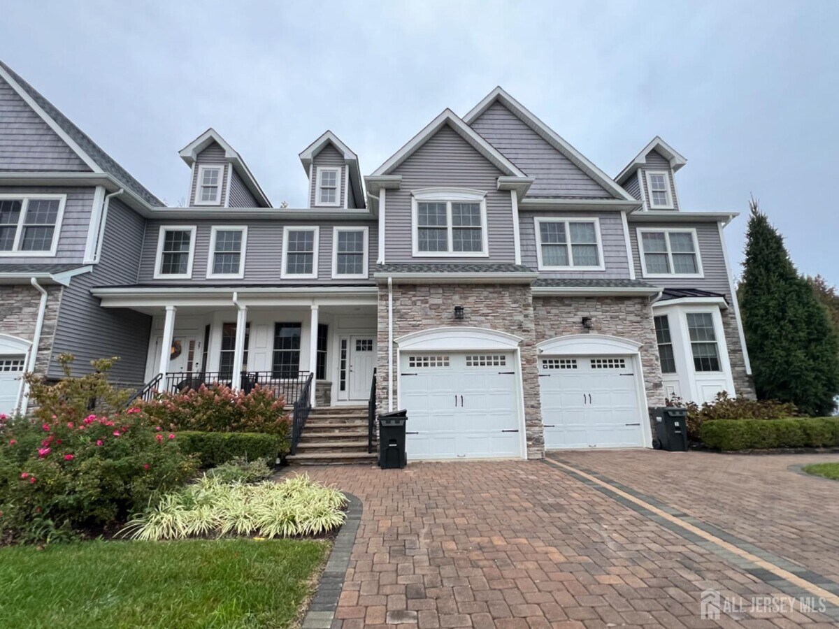 Photo - 29 McCormick Ave N