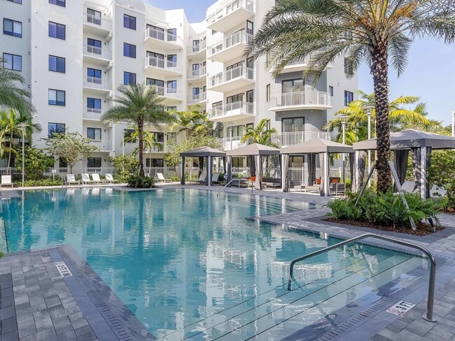 Resort style swimming pool with cabanas - AMLI Park West