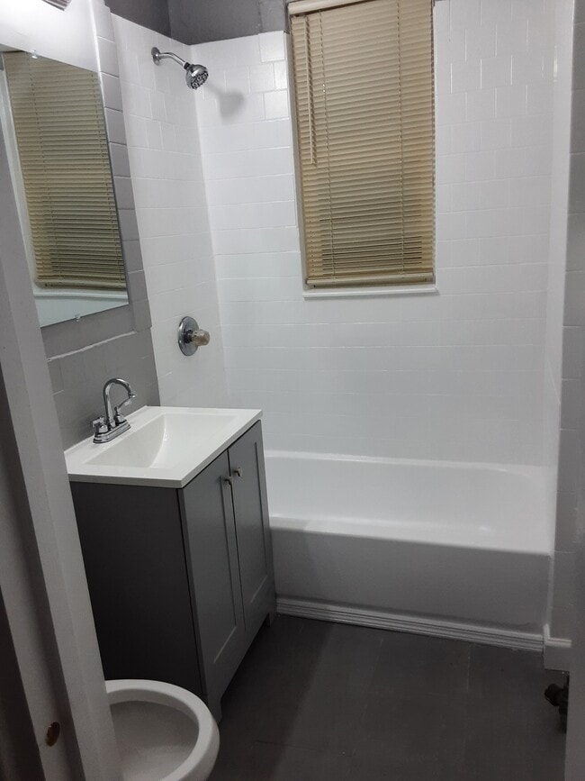 Bathroom - 259 22nd St Unidad 6