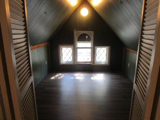 Photo - Vattier 1124-1126 Unit Vattier 1126 #Attic