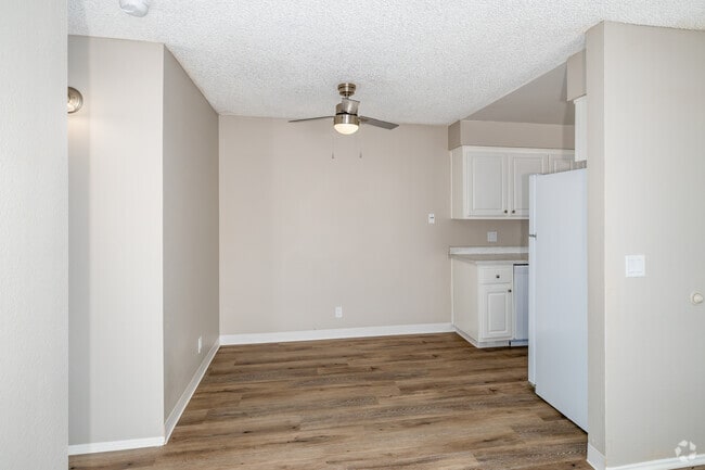 1BR, 1BA - 708SF - Dining Room 3 - Greenridge Apartments