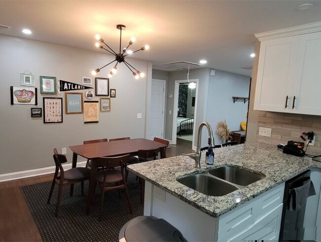 Photo - 1372 Lockwood Dr SW