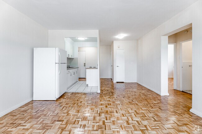 2BR, 1BA - 626SF - Living Room - 2355 Lake Shore Blvd W