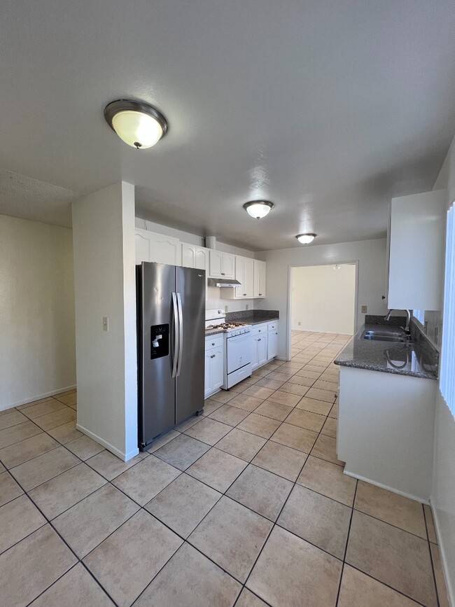 Light-Filled 4-Bed in San Pedro | Garage Parking, Utilities Included, Prime Location