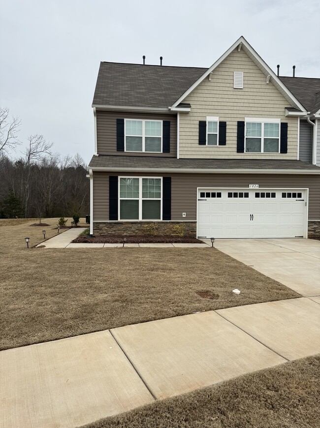 Building Photo - Mebane townhouse
