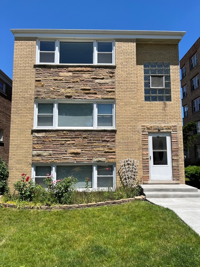 Photo - 2620 W Balmoral Ave