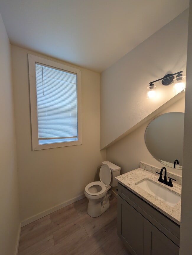 Photo - 1922 Commercial St NE