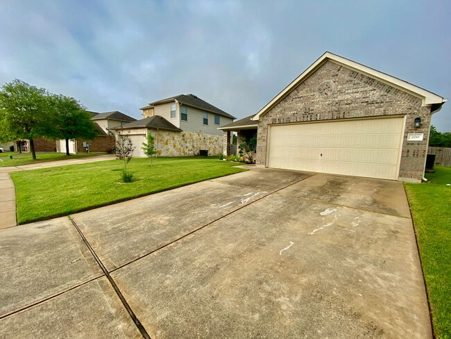 Photo - 3 bedroom, 2 bathroom Leander home that backs greenbelt!!