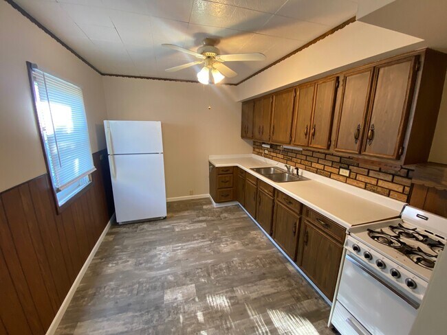 Photo - 909-911 Macarthur Dr Unit 911 A
