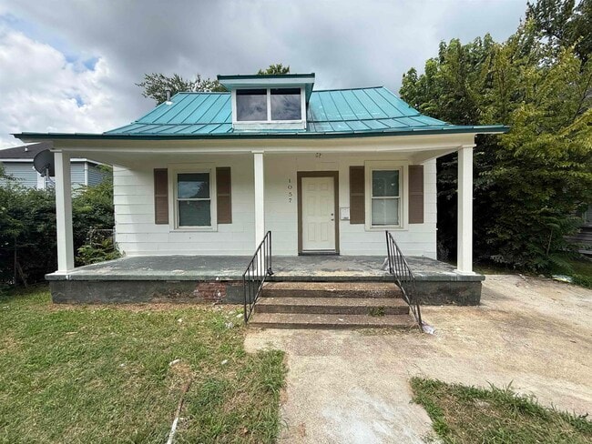 Building Photo - 1057 College St