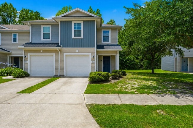 Building Photo - Beautiful TownHome