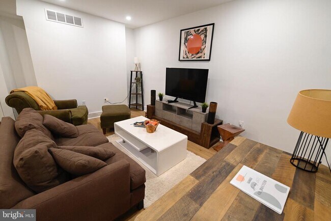 Building Photo - 1230 Penn St NE Unit 1