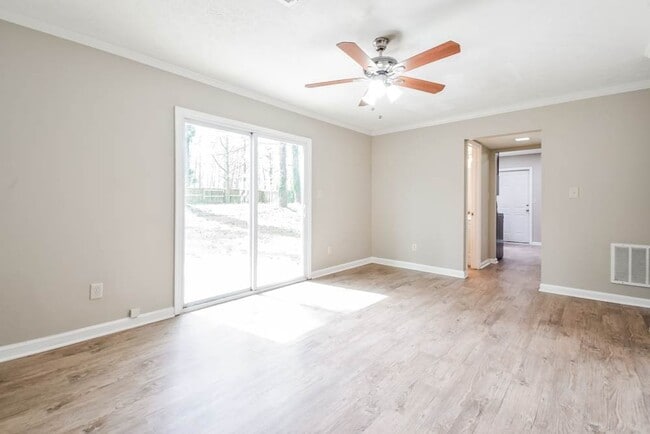 Photo - 645 Barrington Way