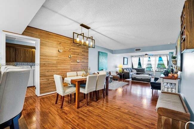 Building Photo - 6049 Balboa Cir Unit 302