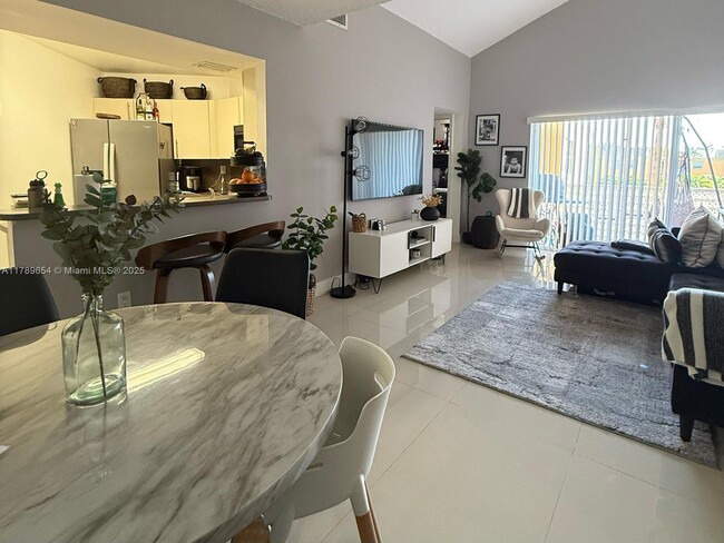 Photo - 9711 Fontainebleau Blvd Unidad D201 Rental