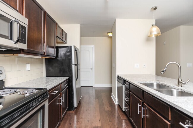 2BR, 2BA - 1,033 SF - The Savile
