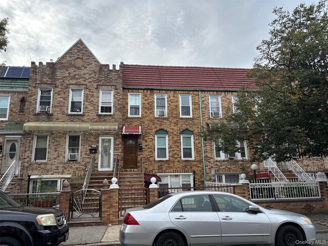 Photo - 688 E 43rd St Unit 2nd Floor