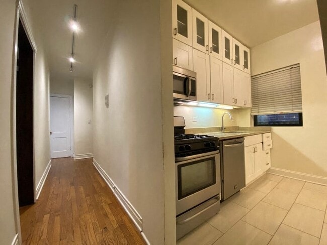 Cocina renovada - 539-41 W. Dickens