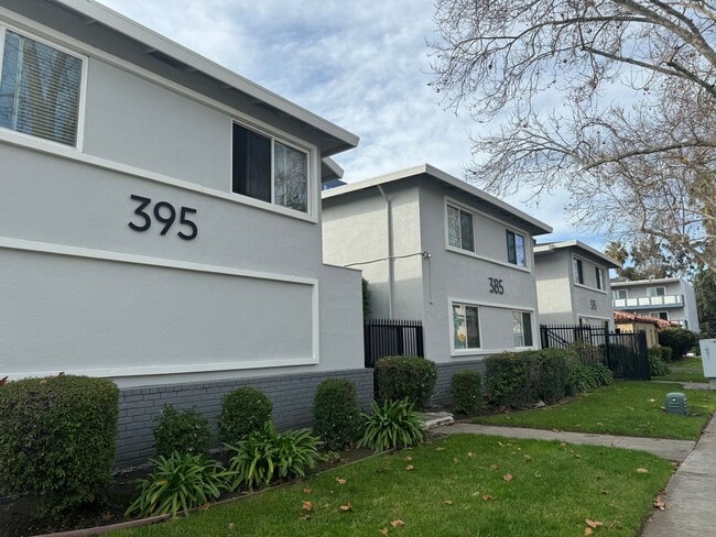Building Photo - Beautifully updated 1/1 Unit 385-05