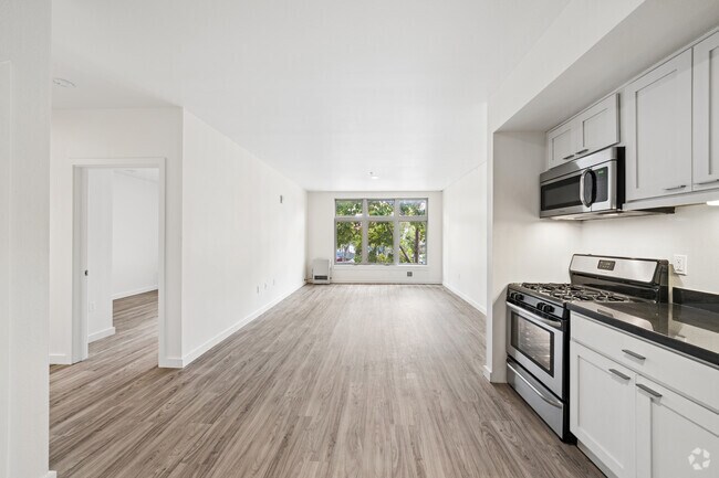 1BR, 1BA - 698SF - Living Room