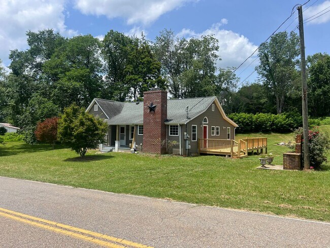 Photo - Very nice 4 bedroom near Tri Cities Airpor... House