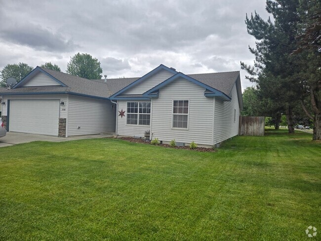 Building Photo - For Rent: 3 Bed, 2 Bath Home with Garage i...