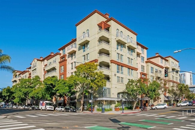 Building Photo - Beautiful One Bedroom Condo in the " Piazza Palermo." building! Pet considered!!