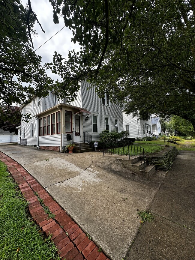 Building Photo - 923 W 2nd St Rental