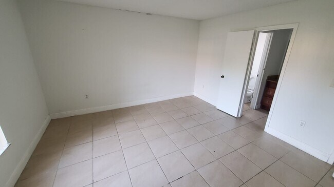 Photo - 19340 NE 19th Ave