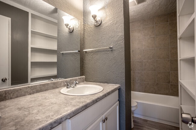 2BR, 1.5BA - 719SF - Bathroom