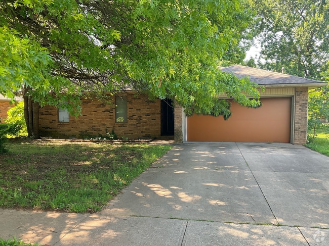 Building Photo - 1112 W McGee St Rental