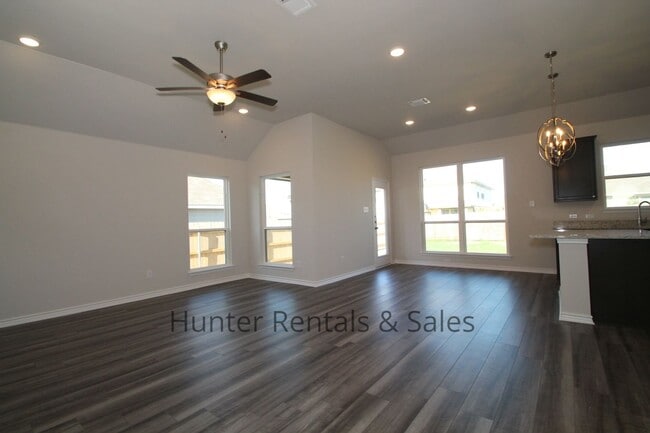 Photo - Temple North Gate Beauty!  Rent Reduced! Won't last long!