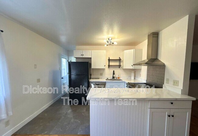 Photo - 640 James Ln