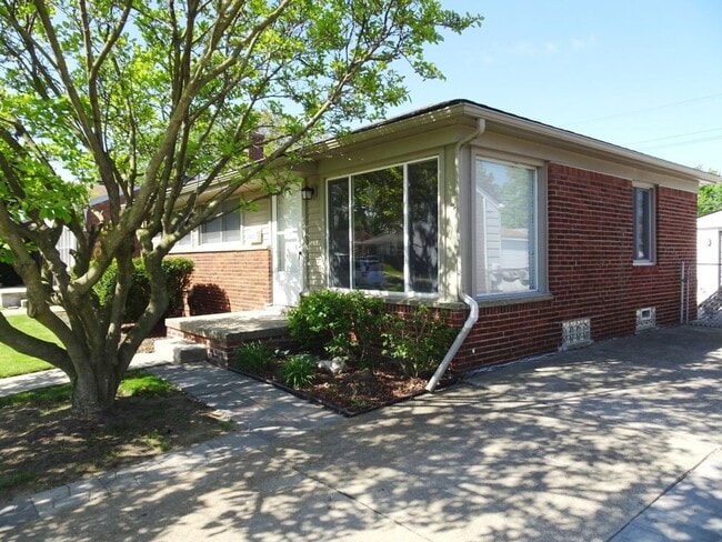 Photo - 28833 Hollywood