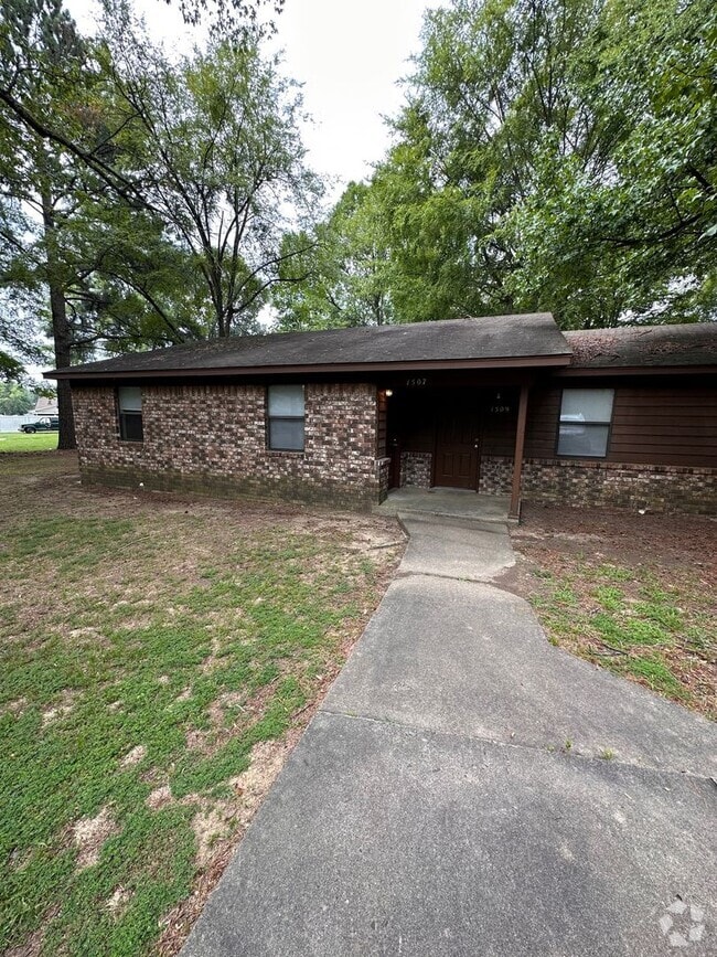 Building Photo - 1507 University Dr Rental