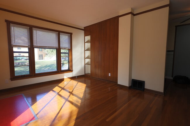 estantería en la sala de estar - 2623 Terrace Rd Unidad 2623 Terrace Road