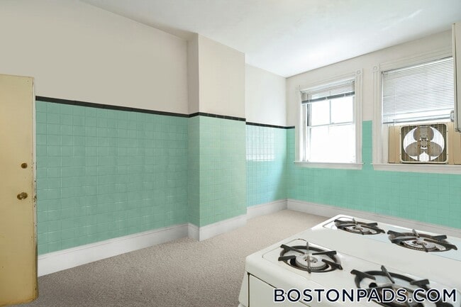 Building Photo - 923 Beacon St Unit 1