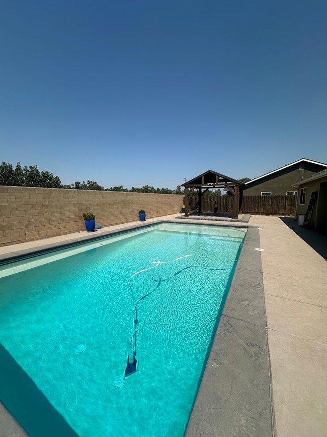 Photo - 4 bedroom 2 bath home in quiet Hanford neighborhood