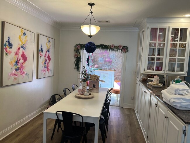 Photo - 6 Bedroom Pierce Ave