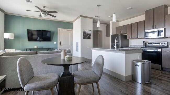 Photo - 12500 Shadowglen Trce Unidad 4306