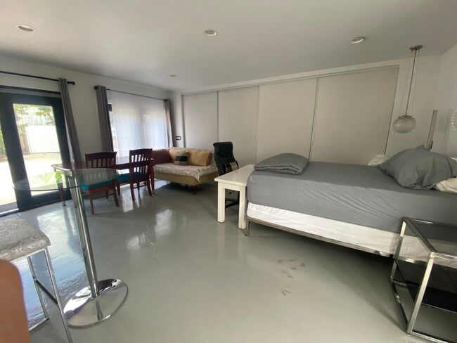 main - 3047 Edgehill Dr