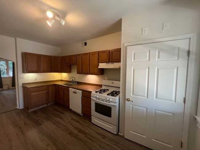 Building Photo - Spacious Updated 4BED/3BATH In Southside -... Rental