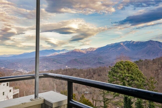 Building Photo - Modern Fully Furnished Home with Stunning ...