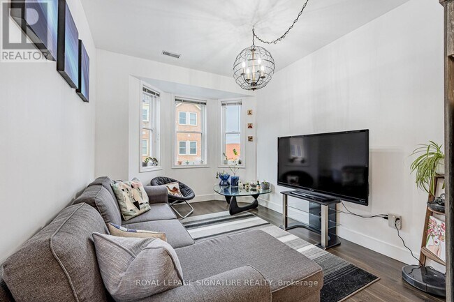 Photo - 760 Lawrence Ave W