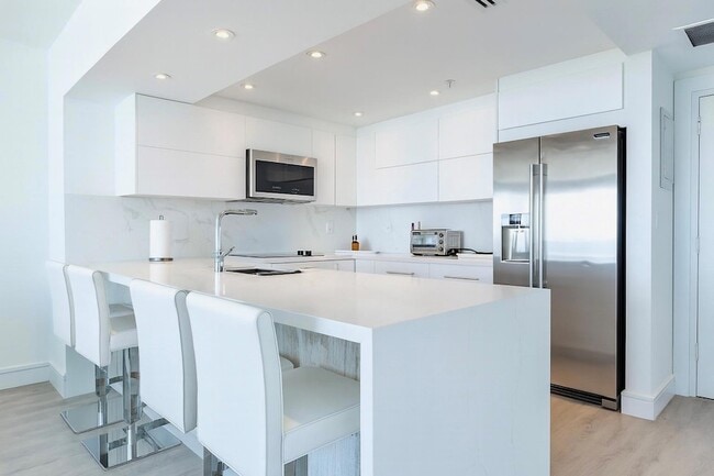 Building Photo - 5601 Collins Ave Unit 1419 Rental