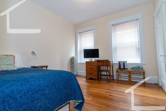 Building Photo - 9/1 Coolidge Corner 3BR with equal sized bedrooms, heat inc, sunroom!