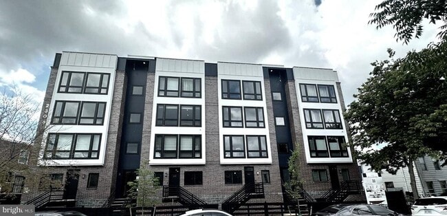 Building Photo - 2305 Nicholson St SE Unit 203