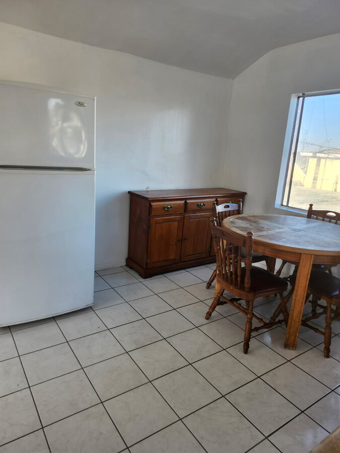 Mesa y sillas de comedor - 2465 250th St Unidad 2465