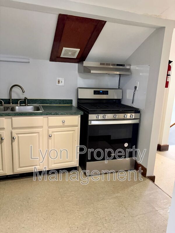 Building Photo - 262 Illinois St Unit 3