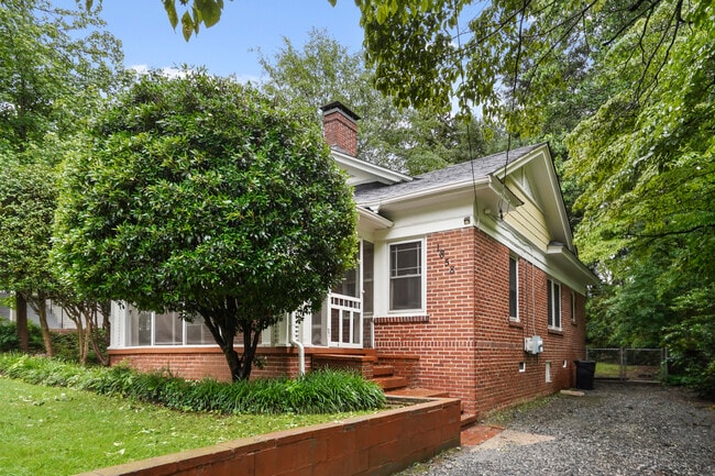 Charming 1930s bungalow - 1858 Lyle Ave